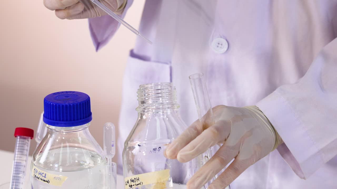 과학자는 정확하고 신중하게 화학 실험을 수행합니다.