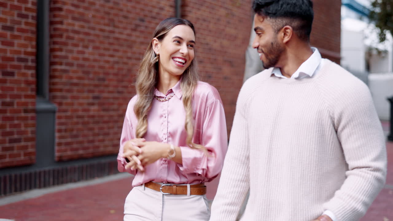 pareja riendo, caminando y hablando en la ciudad