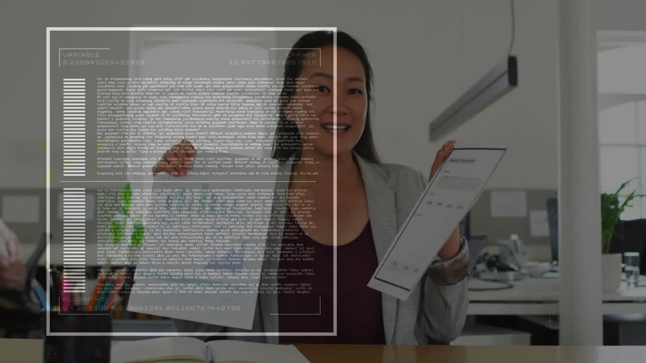 Midaldrende kvinde præsenterer diagrammer på kontoret, med et HUD-overlay der vises og fremhæver forretningstendenser