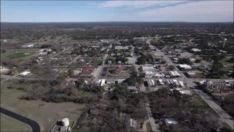 Toma-Aérea-Sobre-Johnson-City,-Texas-Y-Hill-Country,-Con-El-Histórico-Palacio-De-Justicia