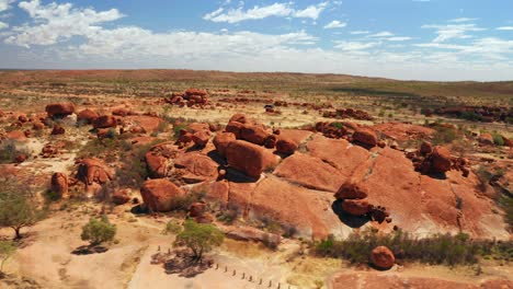 vue à vol d'oiseau des diables marbres dans la réserve de conservation de warumungu, territoire du nord, australie