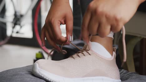 video de pie de talla grande mujer afroamericana en ropa deportiva atando zapatos