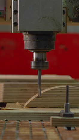 primer plano de la máquina de enrutador cnc en el trabajo en madera contrachapada creando un patrón geométrico complejo con precisión