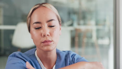 Doctor,-Mujer-Y-Dolor-De-Cabeza-En-El-Hospital.