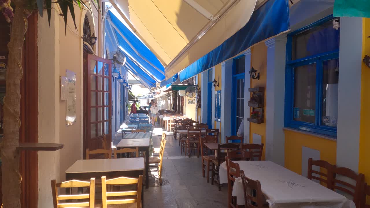 프레베자(preveza)의 전형적인 레스토랑이 있는 좁은 거리, 에스플러네이드(esplanade) 위의 화려한 차양, 그리스