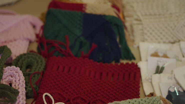 Vario assortimento colorato di articoli in macramè e a maglia fatti a mano