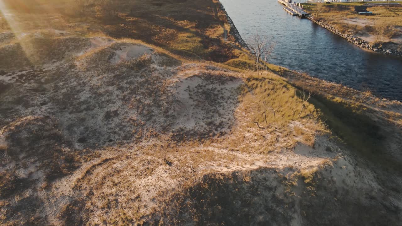 dunas en la orilla del lago muskegon a fines del otoño