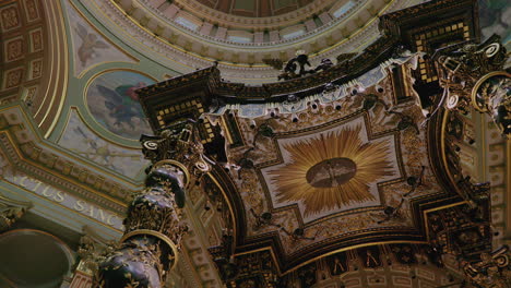 Montreal-cathedral-view-of-the-main-altar,-panning