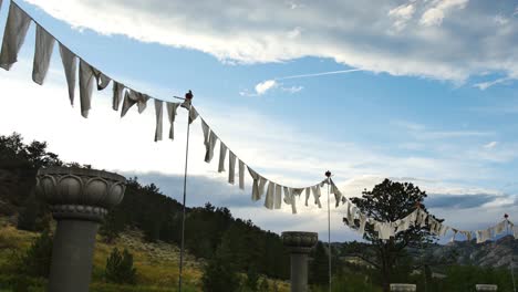 Weiße-Gebetsfahnen-Wehen-Im-Wind,-Wenn-Die-Sonne-Am-Stupa-In-Roten-Federseen-Untergeht,-Co