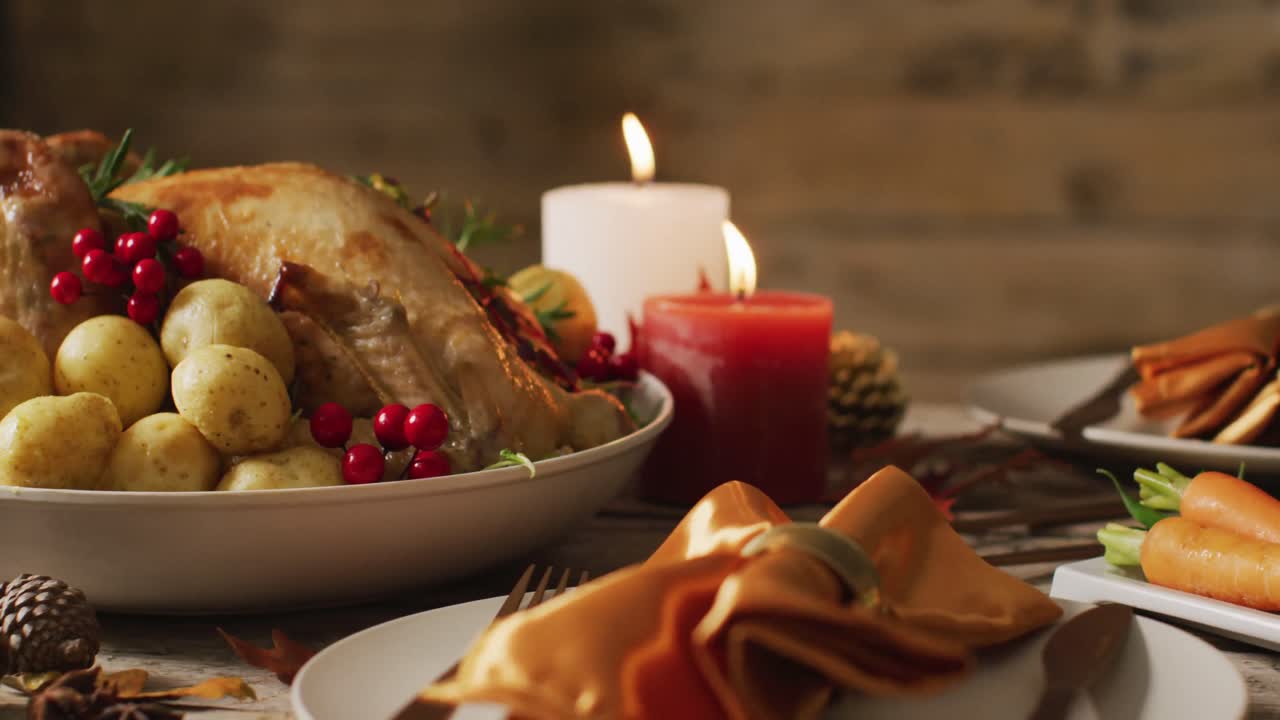 video de bandeja con pavo asado y diversos platos en superficie de madera