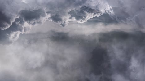 gruesas nubes grises se movieron a través del cielo