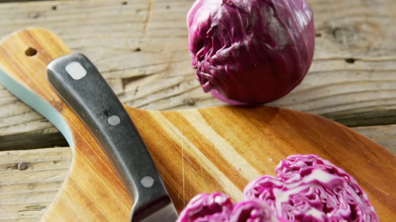 repollo rojo con cuchillo en la tabla de cortar 4k