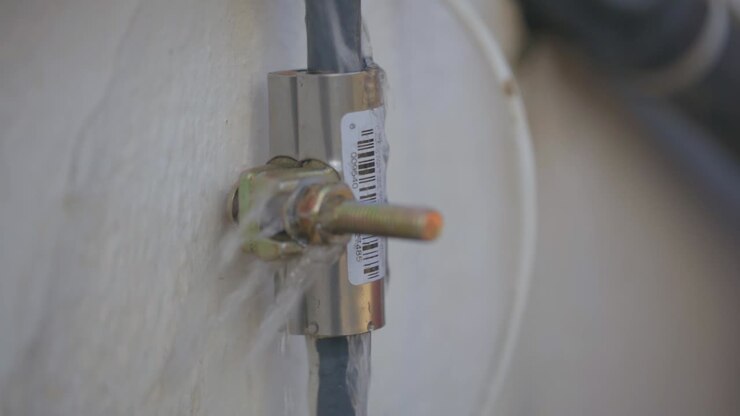 movimento lento di una riparazione delle perdite d'acqua con un accoppiatore che non funziona