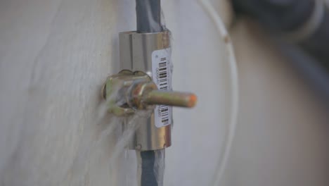 movimiento lento de una solución de fuga de agua con un acoplador que no funciona