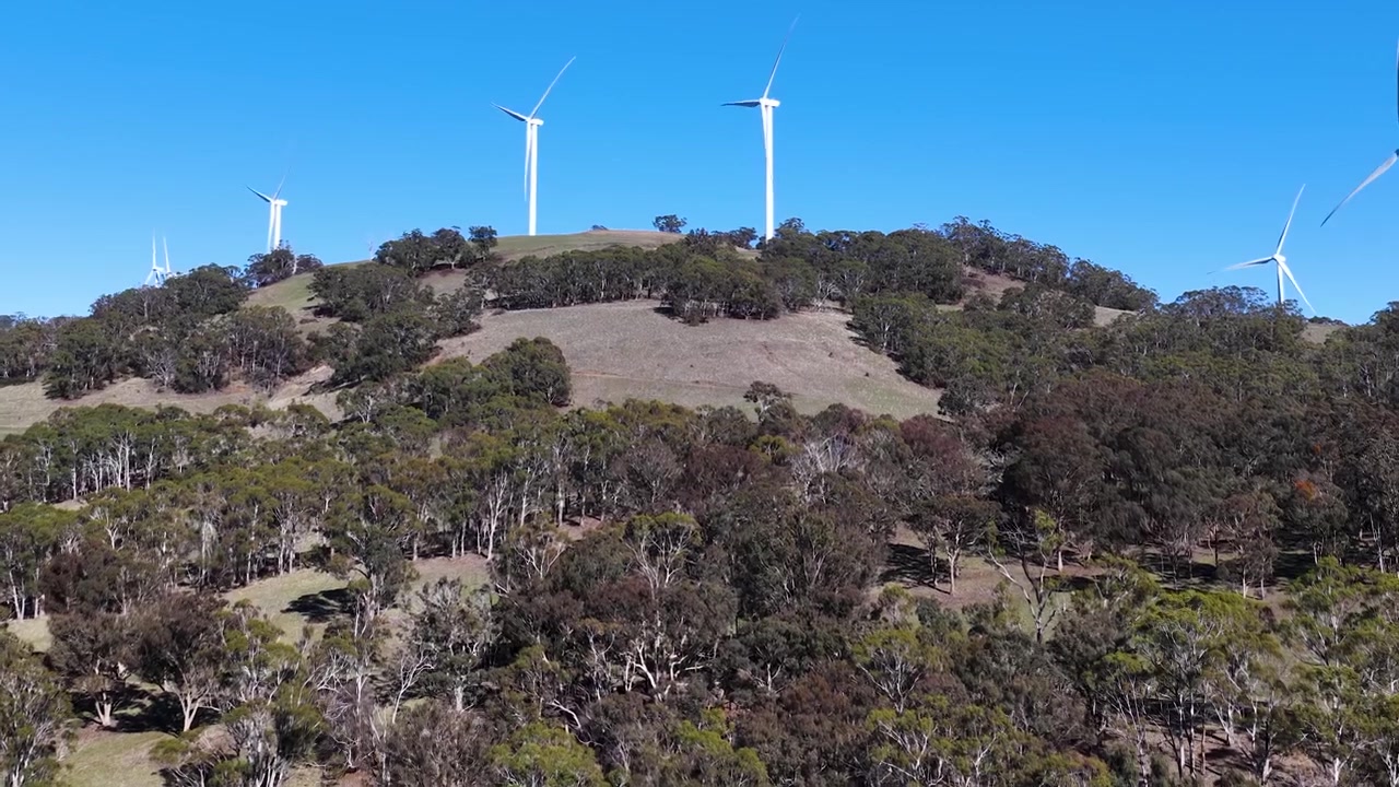 Veduta aerea di turbine eoliche che generano energia rinnovabile su una collina rurale australiana a Matheson.