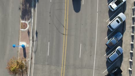 Line-Up-Autos-Entlang-Der-Straße-Des-Lakeshore-Drive-Im-Sommer-In-New-Orleans,-Louisiana,-USA-Geparkt