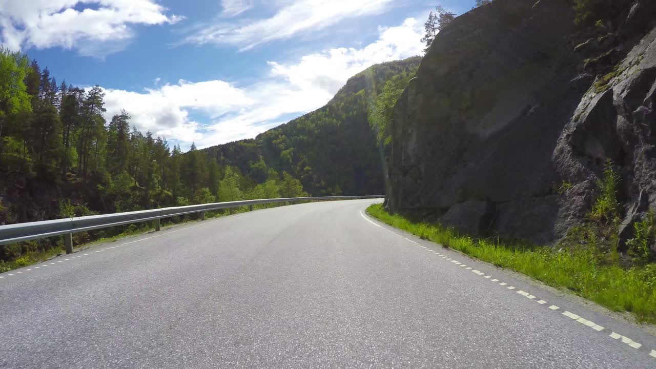 Guidare un'auto su una strada in Norvegia.