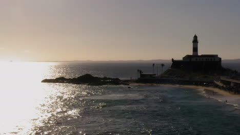 Vista-Aérea-Del-Farol-Da-Barra,-El-Mar-Y-El-Barrio-Circundante,-Salvador,-Bahia,-Brasil