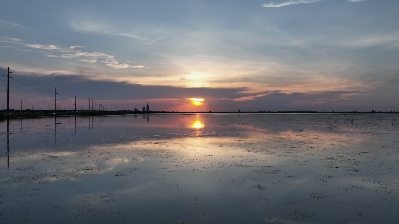 앨라배마 주 모빌 베이 위 에 있는 스페인 요새 근처 의 해가 지는 모습