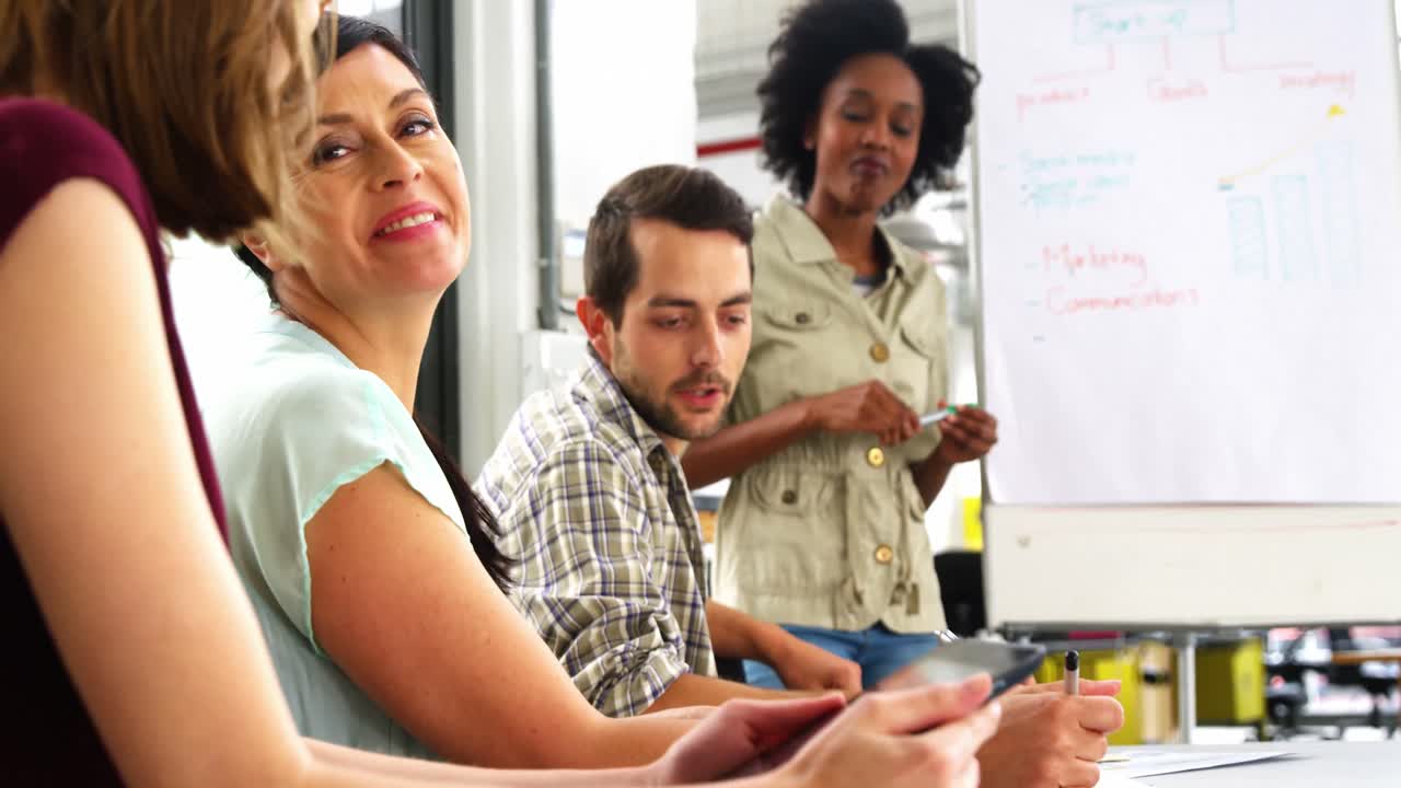 ejecutivos de negocios discutiendo durante la reunión