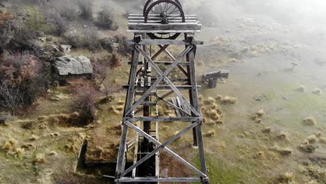 mina abandonada ahora en el sendero del ferrocarril