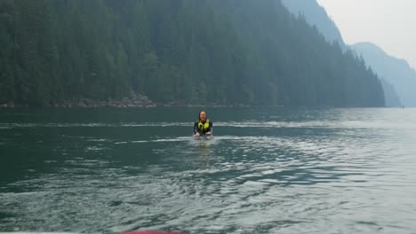 Vorderansicht-Eines-Kaukasischen-Jungen-Mannes,-Der-Tricks-Auf-Dem-Wakeboard-Im-Stadtfluss-Macht,-4k