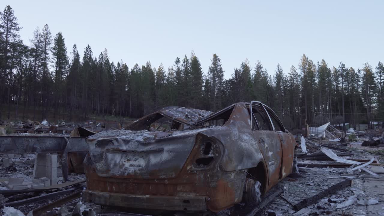 panorámica sobre un coche quemado después de un incendio forestal en paradise, california
