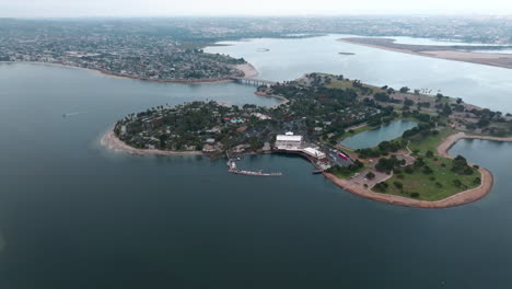 vista aérea de la bahía de la misión por la tarde