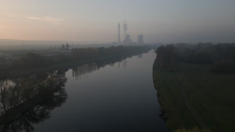 Kohlekraftwerk-Oder-Bahnhof-In-Melnik,-Tschechische-Republik,-Drohnenantenne-Am-Abend