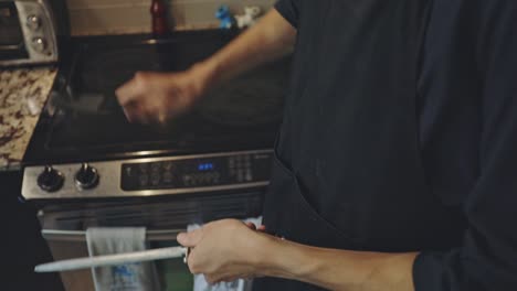 chef compartiendo un cuchillo en la cocina
