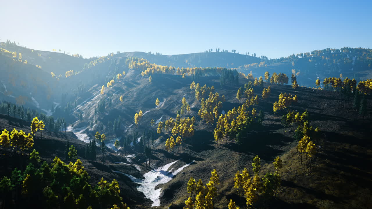 낮에는 밝은 파란 하늘 아래 흐르는 물이 있는 푸른 언덕