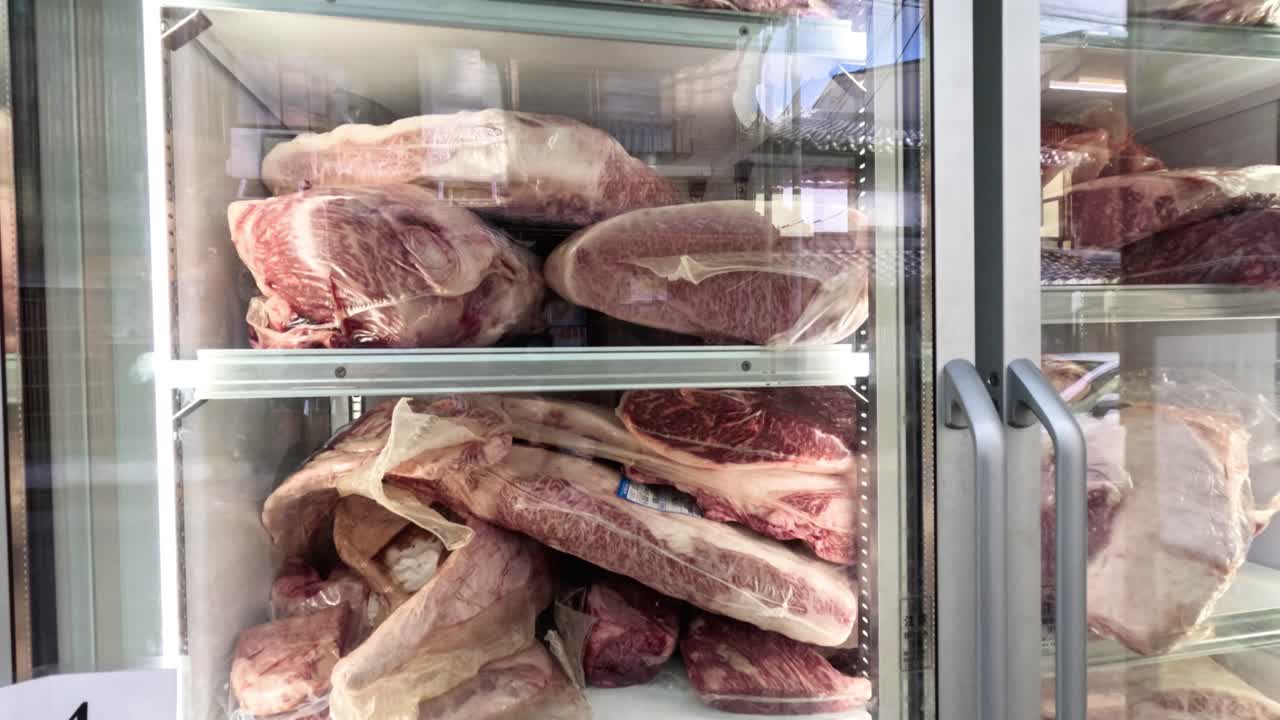 varios cortes de carne en un envase refrigerado