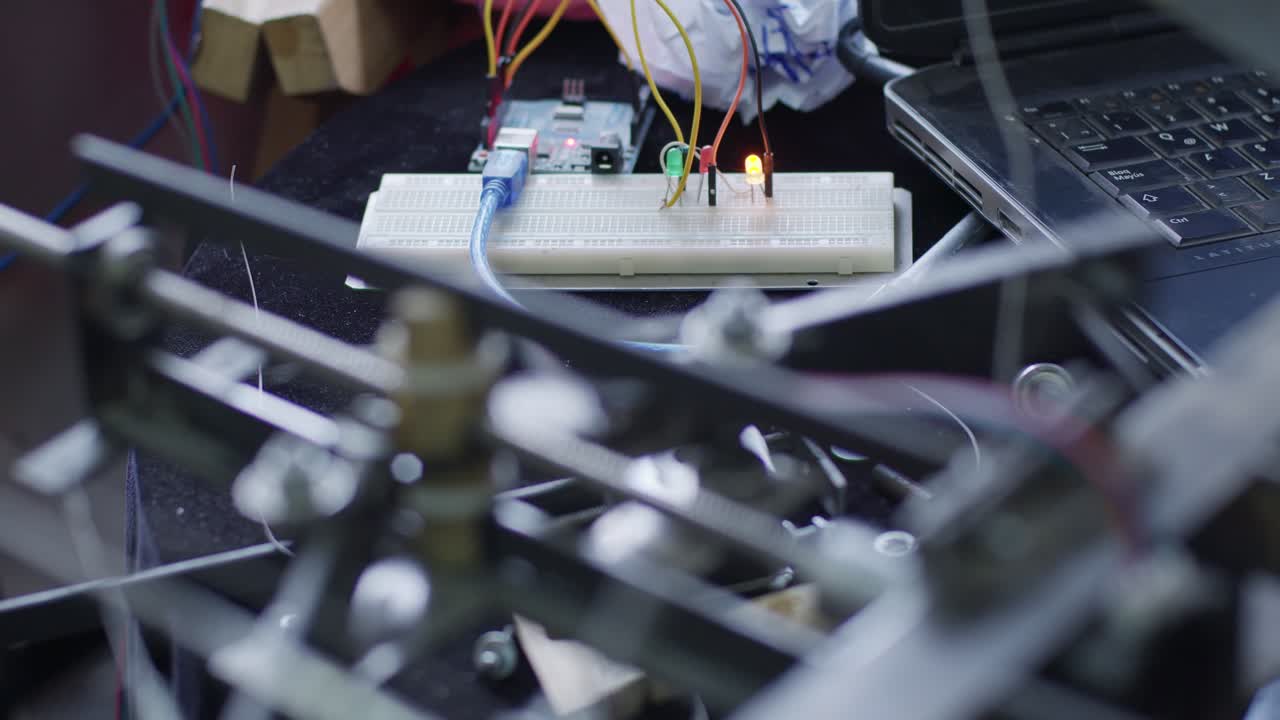 close up configurando el trabajo de una máquina en la computadora en un taller desordenado