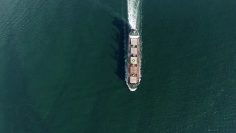 Imágenes-Aéreas-De-Arriba-Hacia-Abajo-De-Un-Buque-De-Carga-Que-Navega-En-La-Bahía-De-Hong-Kong