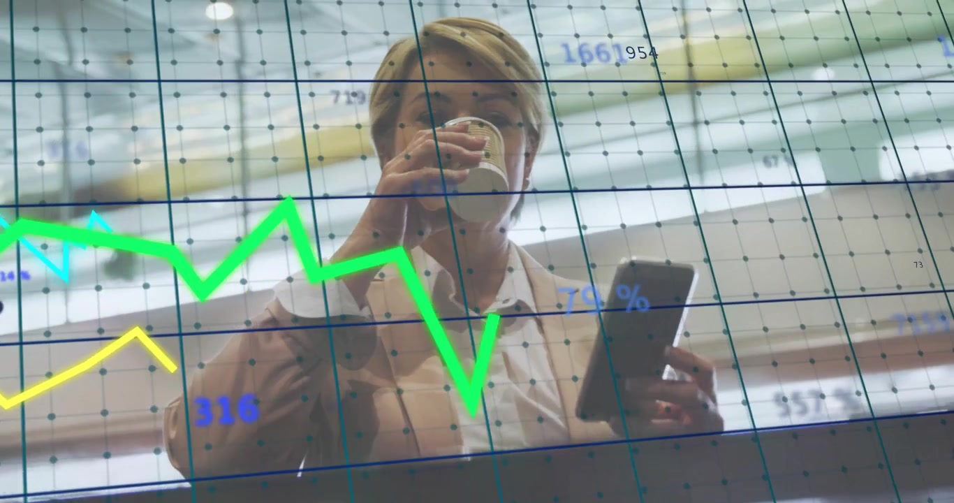 Empresária analisando gráficos animados que surgem enquanto toma café e navega por gráficos no tablet.