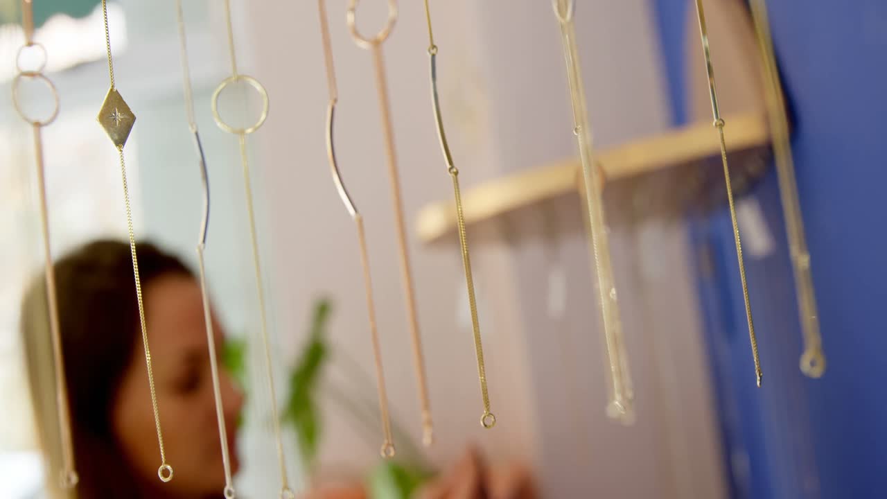 부티크 가게 4k에서 보석을 찾는 여성 고객