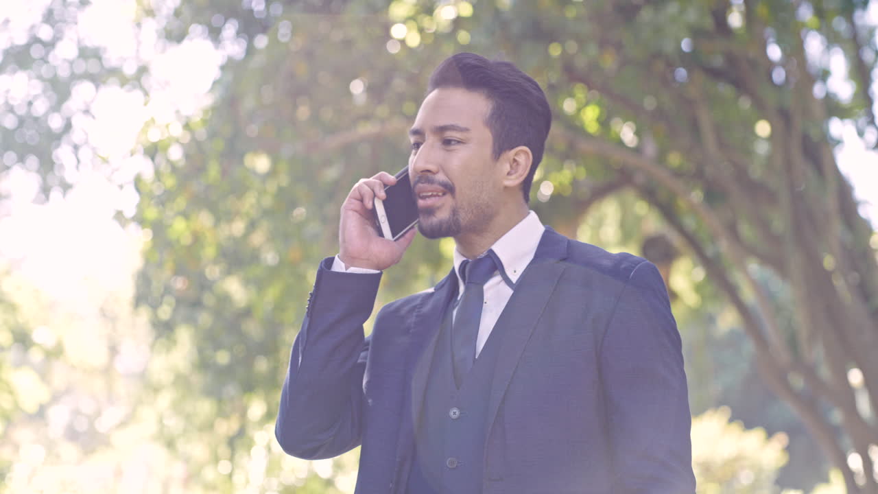 슬프고, 혼란스럽고, 아시아 남자가 전화를 하고 있습니다.