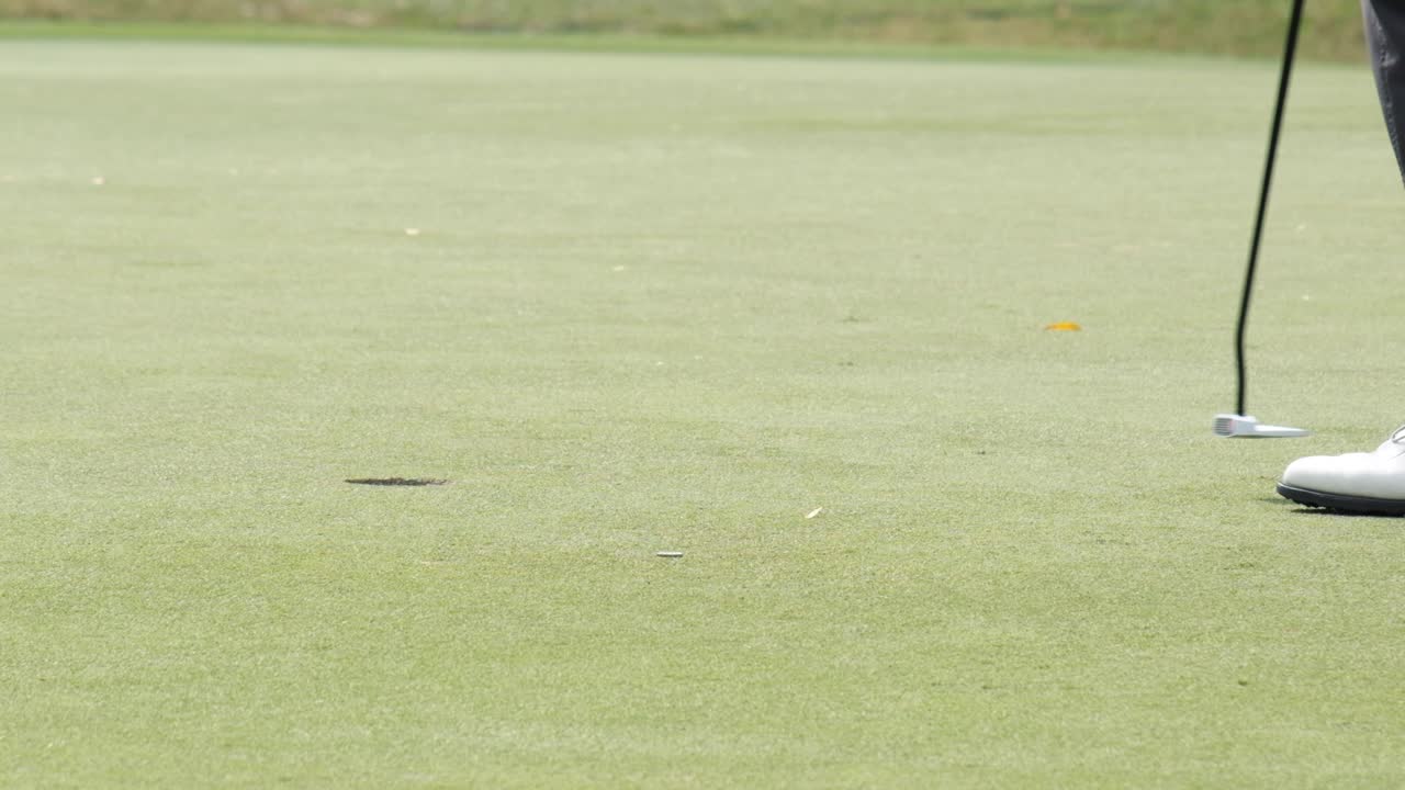 골프 공 롤링 드롭으로 구멍 클로즈업
