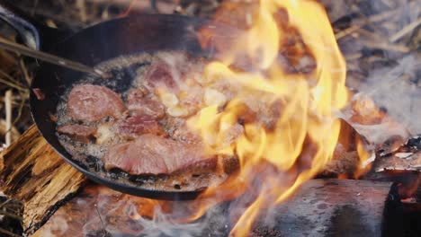 cocinar carne en la fogata. imágenes en cámara lenta