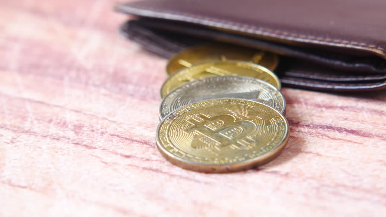 monedas de bitcoin en una billetera de cuero marrón
