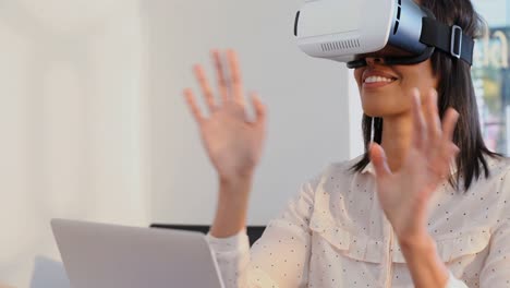 ejecutiva femenina usando auriculares de realidad virtual 4k