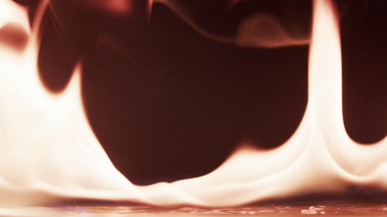 video de llamas de fuego amarillas y espacio de copia en fondo negro