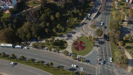 turistas en el famoso reloj de flores a lo largo de la avenida españa en viña del mar, valparaíso, chile