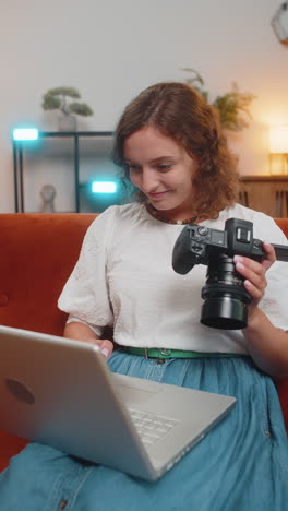 mujer feliz fotógrafo con portátil mientras sostiene cámara digital mirando la pantalla eligiendo fotos