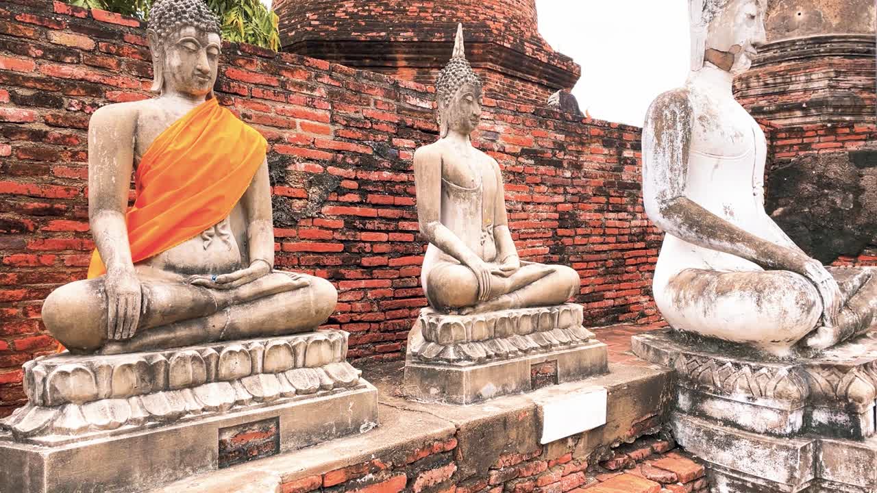 estatuas budistas de ayutthaya sentadas a lo largo de las antiguas ruinas de siam, tailandia
