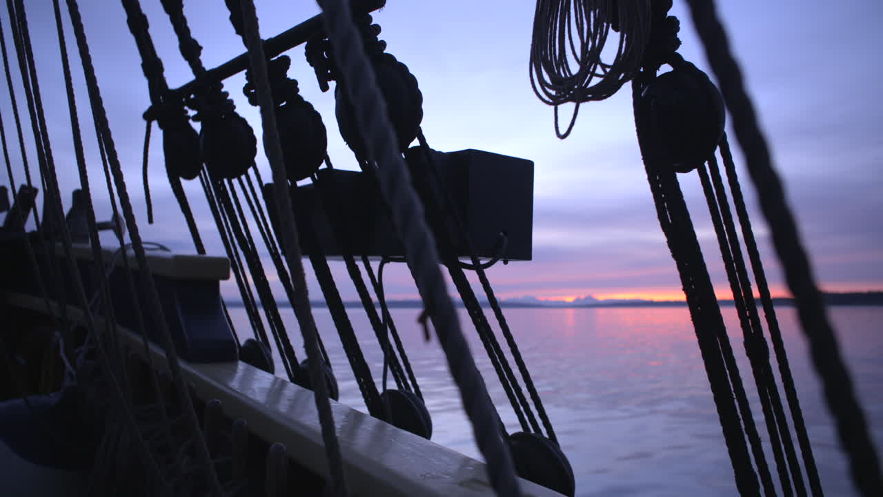 1700 년대 항해 선박이 해가 뜨고 있습니다.