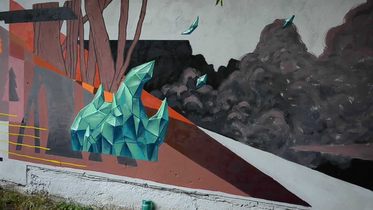 Prosessen med å lage graffiti, gjerde. Kunstneren tegner graffiti