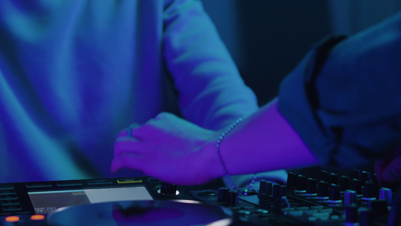 молодые люди разговаривают на дискотеке.