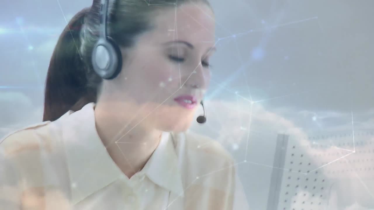 Animazione di rete di connessioni su donna d'affari con cuffie telefoniche