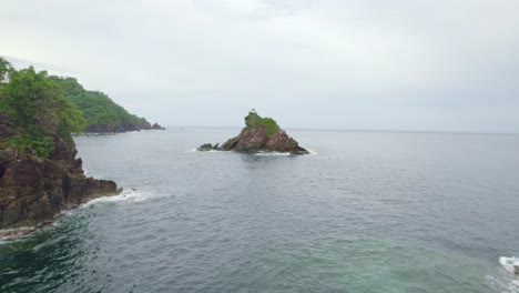 Drone-Revelando-Rocas-Con-Pájaros-En-El-Océano